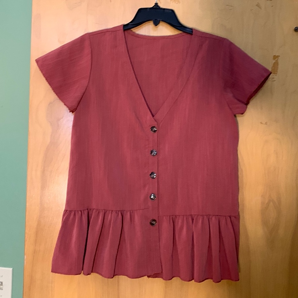 Red top blouse with buttons 👚
